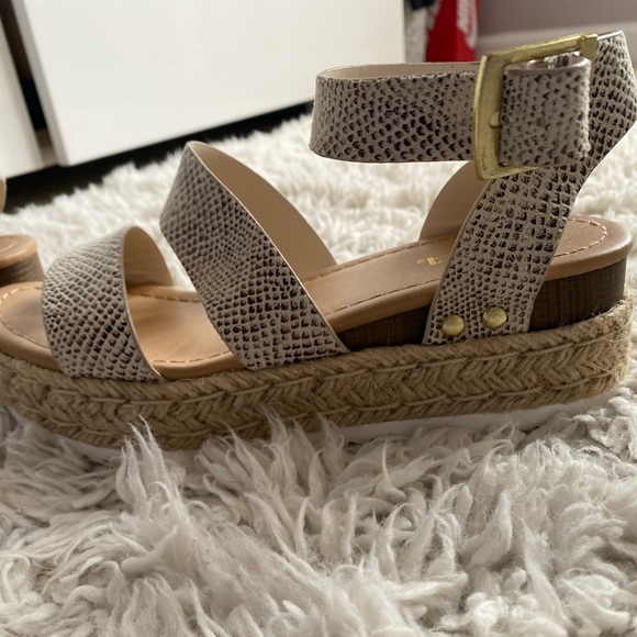 SANDALS - Picture 2 of 3